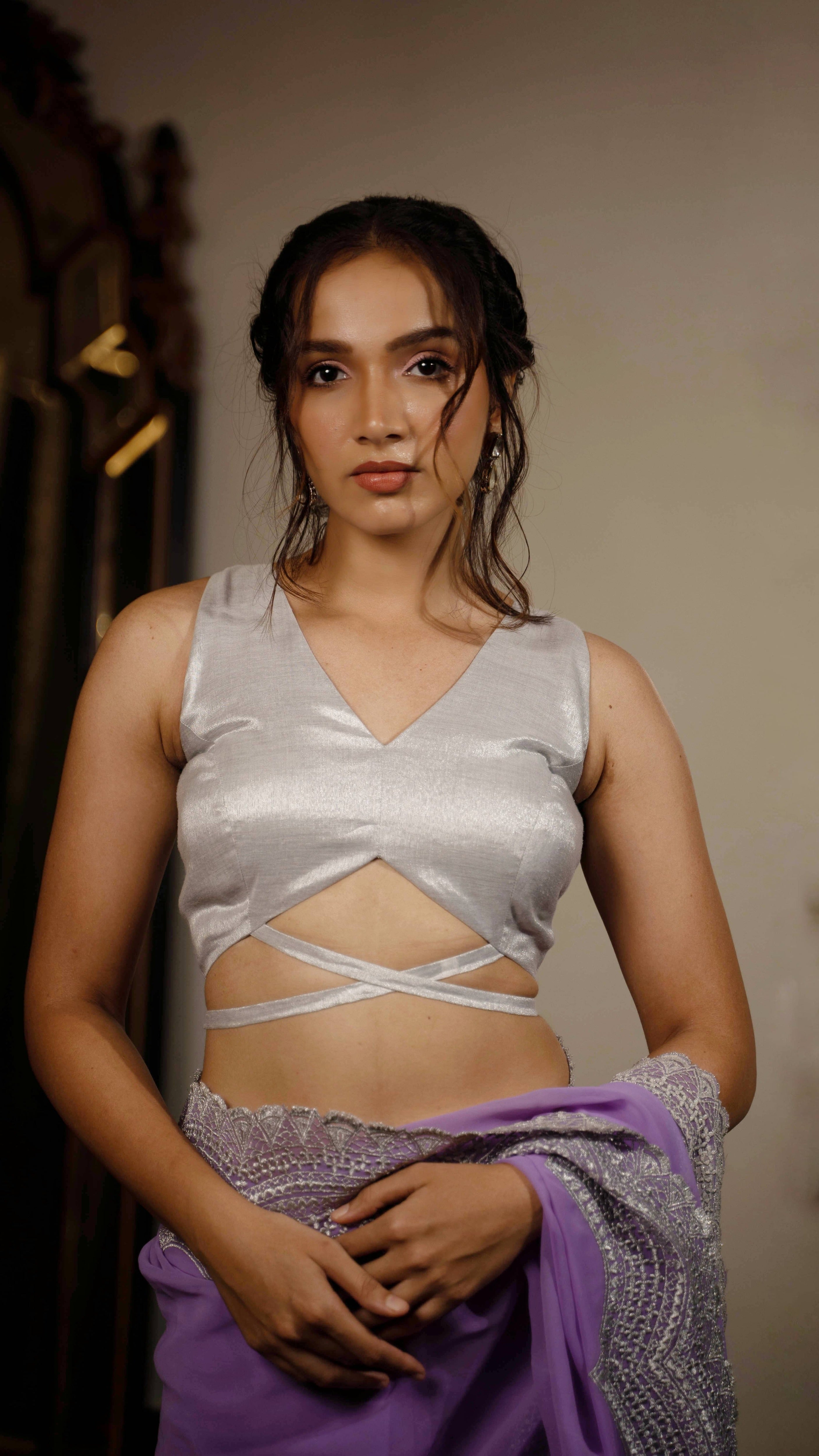 Actress and fitness influencer Shweta Gai in lavender chiffon saree with silver waist tie up blouse showcasing the blouse pattern and the tie up.