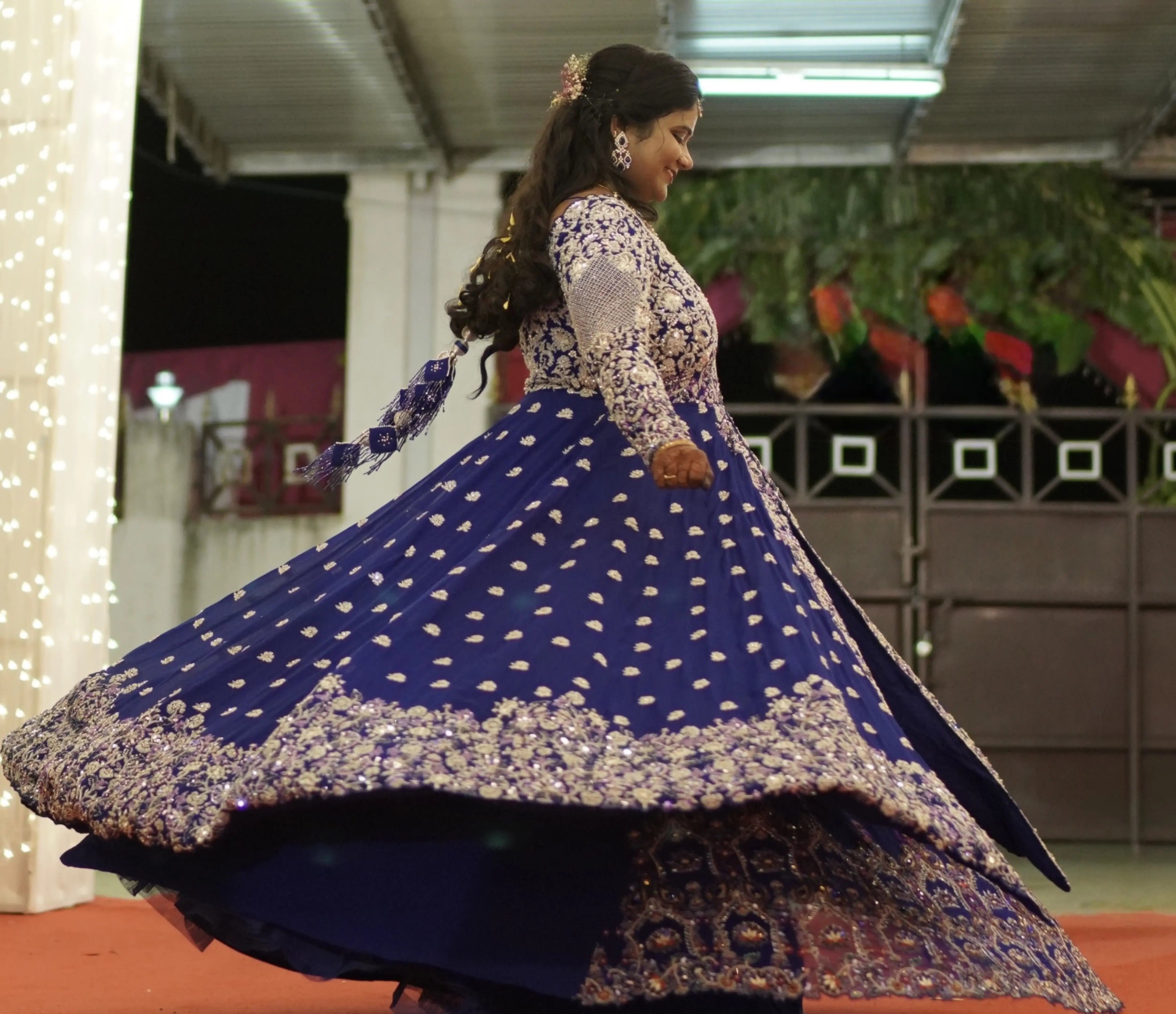 Bride Sathiyapriya twirling in a midnight blue georgette masakali lehenga for her reception in Dindigul