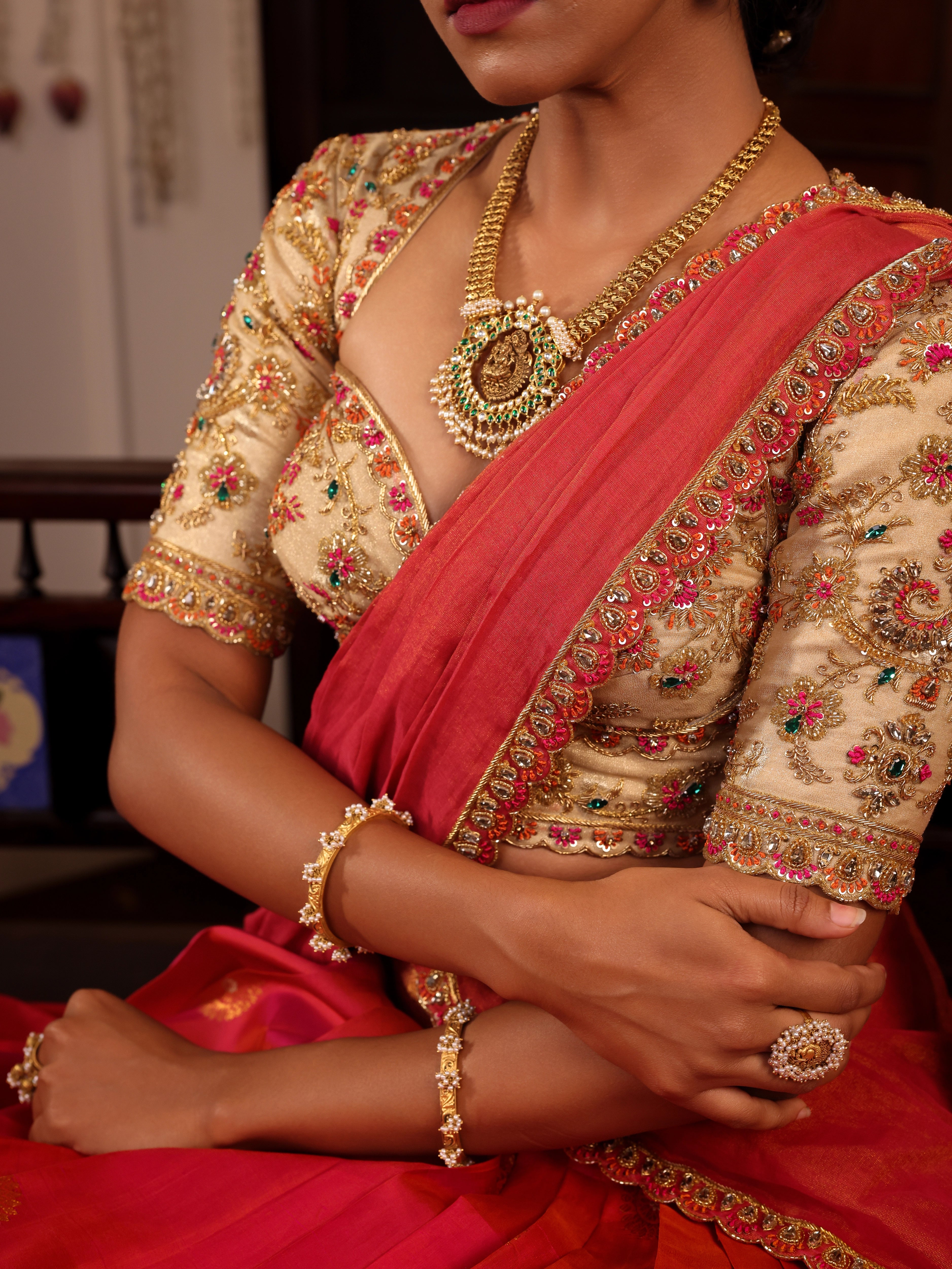 Model Gayathri Dhanasekar posing  in  ivory and pink silk half saree with jewelry by vummidi bangaru jewellers