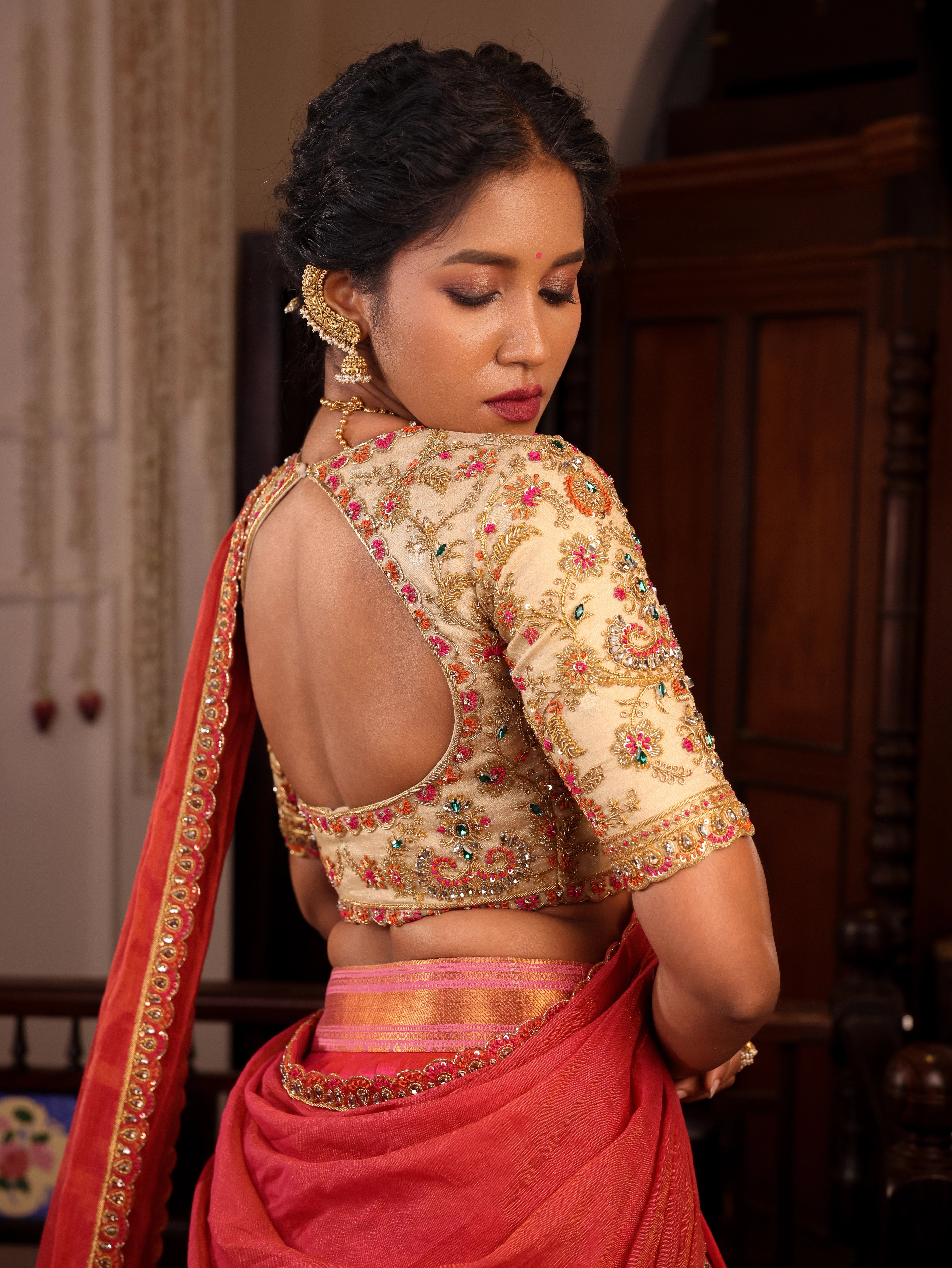 Model Gayathri Dhanasekar poses in  ivory and pink silk half saree with jewelry by vummidi bangaru jewellers